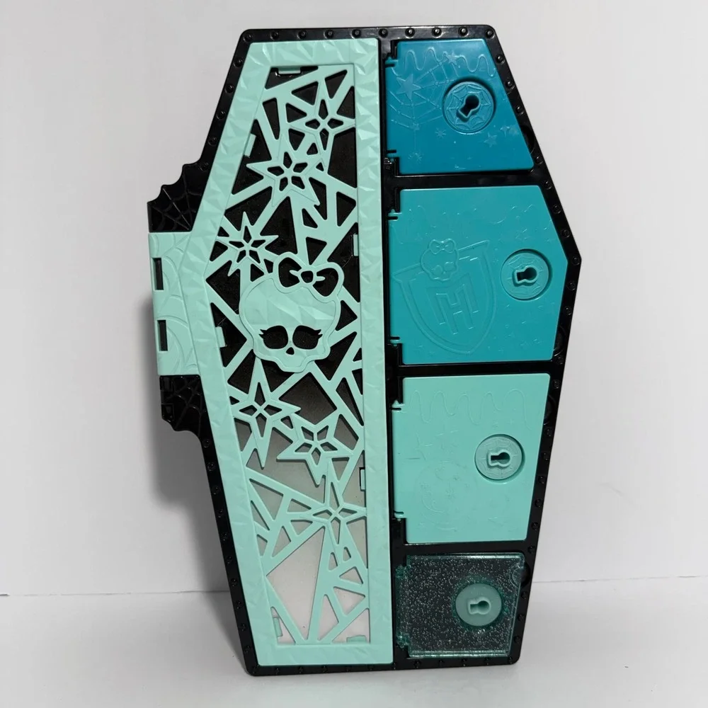 Monster High Lagoona Blue Skulltimate Secrets Fearidescent w Coffin Case